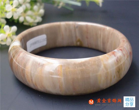 
	佩戴珊瑚玉手鐲的功效有哪些？

