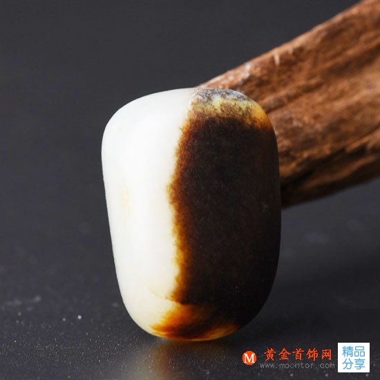 
	和田玉籽料中的黑皮籽如何辨別？
