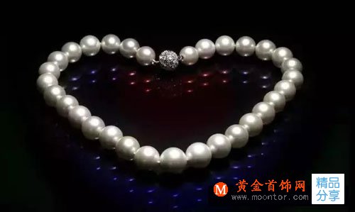 
	揭秘珍珠項鏈制作的全過程，從一粒沙到天使的眼淚！
