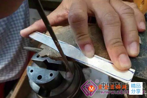 
	從銀料到手鐲的制作過程
