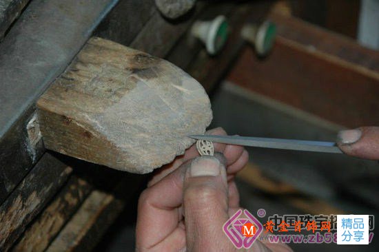 
	時尚人士必讀 揭秘3D打印珠寶制作過程
