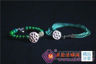 
	玉人遺下銀飾品 敲打煅燒萬般美
