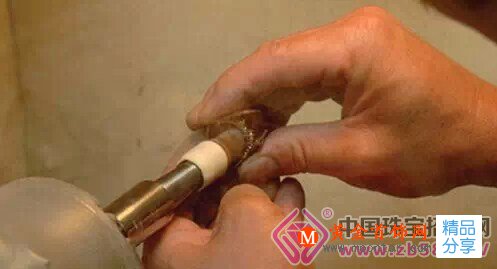 
	一枚鉆戒的手工制作全過程！（視頻）

