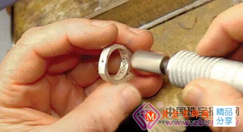 
	一枚鉆戒的手工制作全過程！（視頻）
