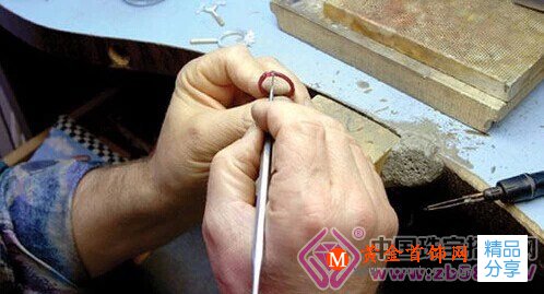 
	一枚鉆戒的手工制作全過程！（視頻）
