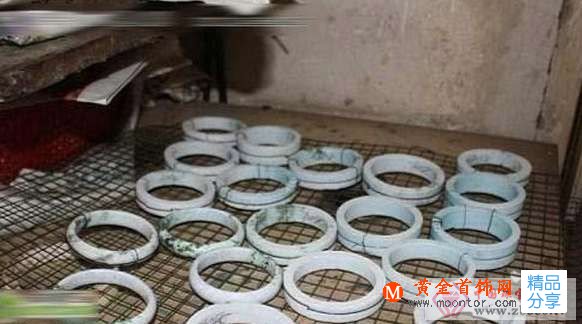 
	揭秘假翡翠玉鐲制作：爛石頭變翡翠的神奇過程
