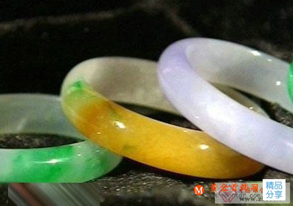 
	揭秘假翡翠玉鐲制作：爛石頭變翡翠的神奇過程

