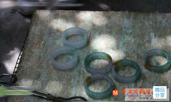 
	揭秘假翡翠玉鐲制作：爛石頭變翡翠的神奇過程
