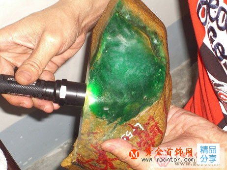 
	翡翠原石的切割過程
