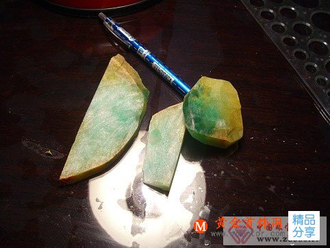 
	翡翠原石的切割過程
