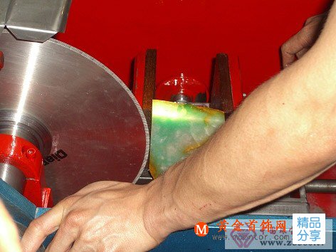 
	翡翠原石的切割過程
