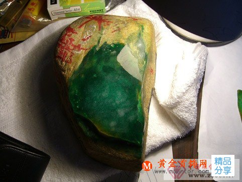
	翡翠原石的切割過程
