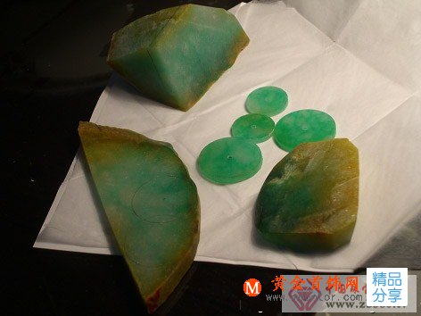 
	翡翠原石的切割過程
