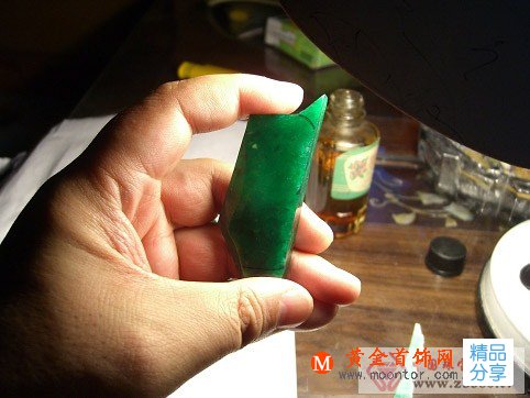 
	翡翠原石的切割過程
