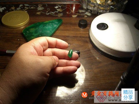 
	翡翠原石的切割過程
