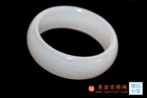 
	白色瑪瑙的功效與作用
