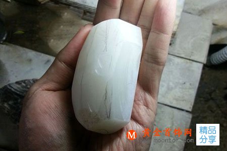 
	和田玉貔貅的手工雕刻過程
