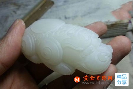 
	和田玉貔貅的手工雕刻過程
