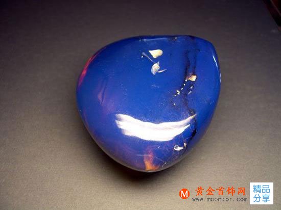 
	文玩珠寶新秀藍珀：它是個見光死
