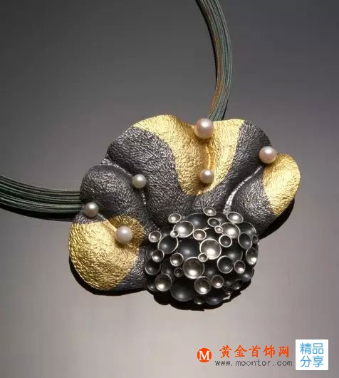
	傳統手工藝百花園中的一枝奇葩，鏨刻工藝的現代化首飾欣賞

