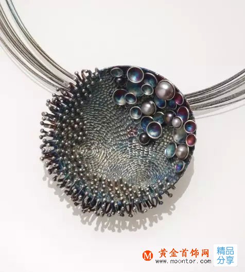 
	傳統手工藝百花園中的一枝奇葩，鏨刻工藝的現代化首飾欣賞
