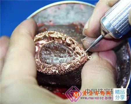 
	解說珠寶飾品是怎樣煉成的
