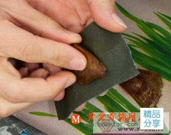 
	如何打磨琥珀原石
