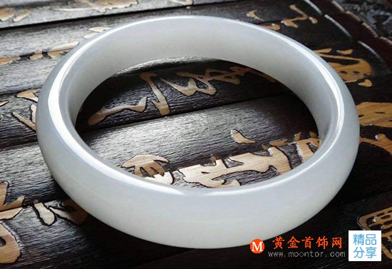 
	玉手鐲斷裂還能修復嗎？玉手鐲斷裂后有什么補救方法？
