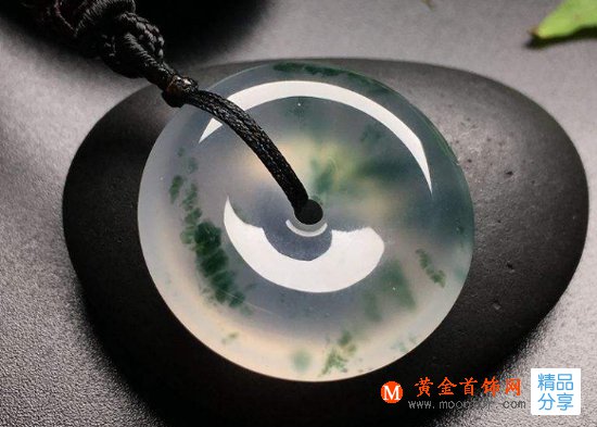 
	翡翠貴為玉中之王，傳說中翡翠的靈性是指什么？
