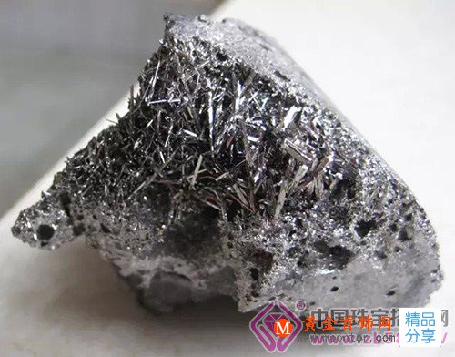 
	寶石的繽紛色彩不靠氣質，主要靠它！
