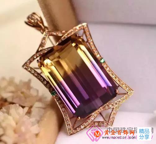 
	紫黃晶：左手愛情，右手財富
