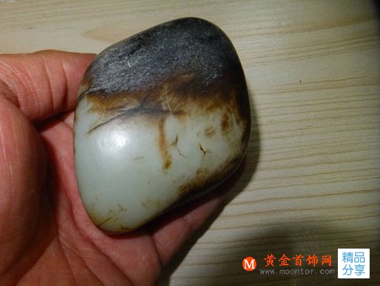 
	和田玉籽料中的紅皮黑皮
