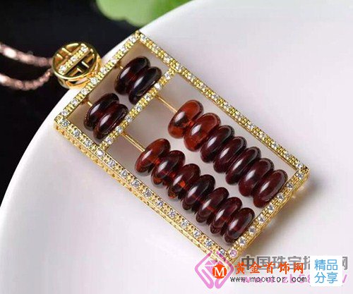 
	女性血珀戴的對，竟然年輕好幾歲？
