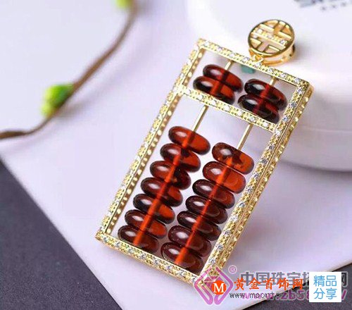 
	女性血珀戴的對，竟然年輕好幾歲？
