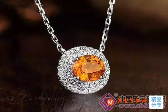 
	石榴石在手串界的三巨頭，好看還得戴對
