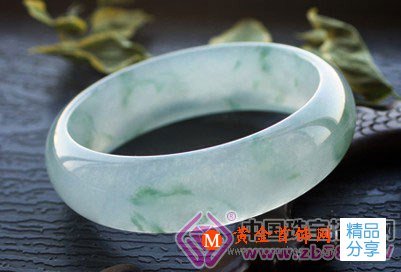 
	玉千萬不能亂戴！戴玉是有講究的，戴錯了會闖禍
