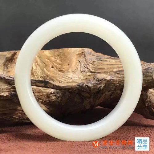 
	和田玉手鐲該如何保養呢？
