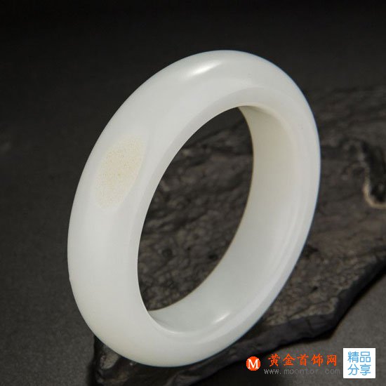 
	如何鑒別真正的白玉手鐲？
