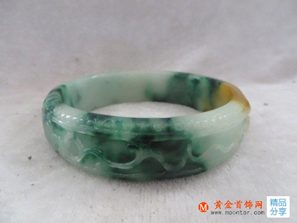 
	在翡翠首飾店怎么選擇翡翠手鐲呢？
