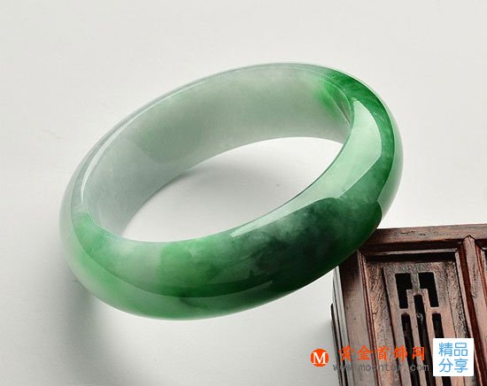 
	如何看翡翠玉鐲的水頭？
