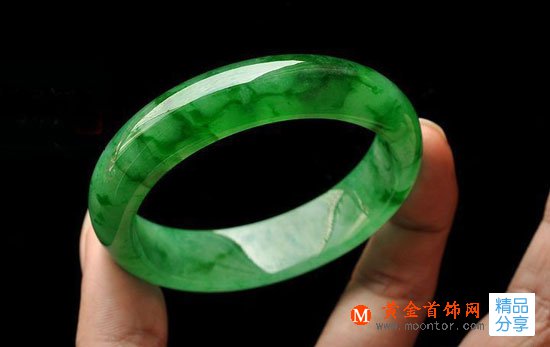 
	玉手鐲和翡翠手鐲哪個好
