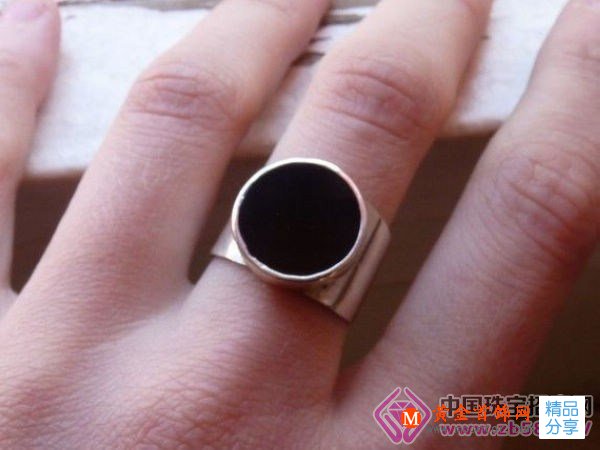 
	黑色寶石戒指 酷的與眾不同
