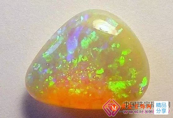 
	貴族瑰寶—彩虹般色彩斑斕的珍貴寶石——歐泊

