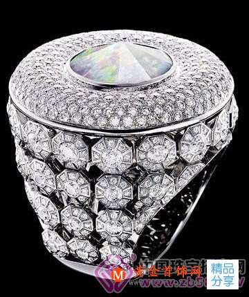
	化繁為簡：歐泊高雅青春不羈
