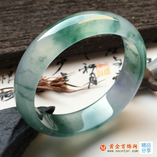 
	挑選翡翠玉手鐲的技巧！
