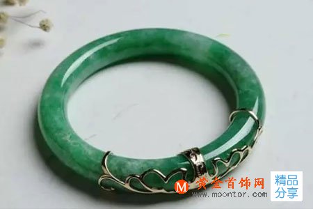 
	翡翠手鐲摔斷裂后怎么辦？
