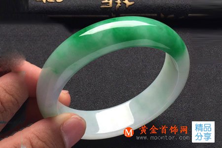 
	冬季翡翠手鐲容易“失水開裂”？如何正確保養翡翠
