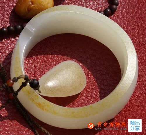 
	佩戴和田玉手鐲需要注意的事項！
