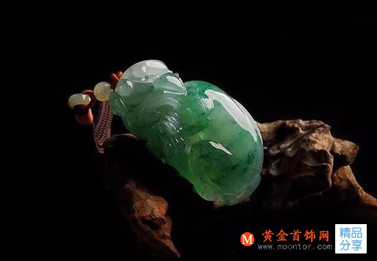 
	翡翠戴久了發黃？是什么原因？
