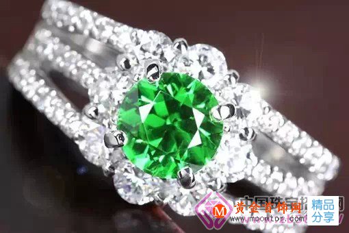 
	石榴石是天生的女人石
